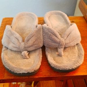 Vionic slippers size 6
